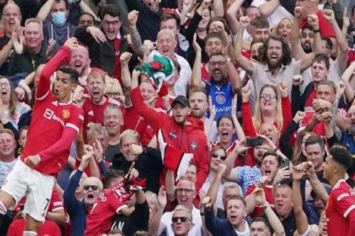 Mẹ của Ronaldo bật khóc khi chứng kiến con trai ghi bàn