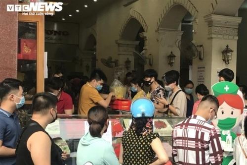Người dân Hải Phòng rồng rắn xếp hàng mua bánh Trung thu truyền thống