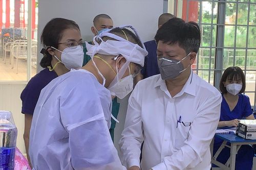 Thầy giáo lập bàn thờ vọng mẹ trong bệnh viện dã chiến ở TP.HCM