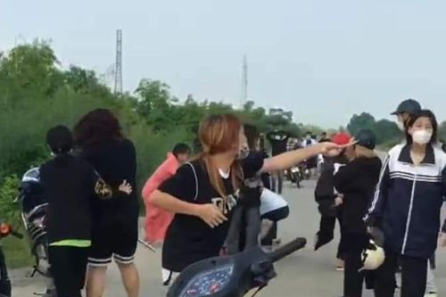 Hàng chục nữ sinh ở Ninh Bình đánh nhau trên bờ đê