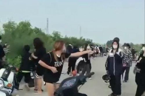 Nữ sinh Ninh Bình 'hỗn chiến' trên đường đê