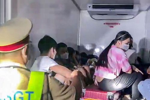 Dùng xe đông lạnh chở 15 người vượt chốt kiểm dịch ở Bình Thuận