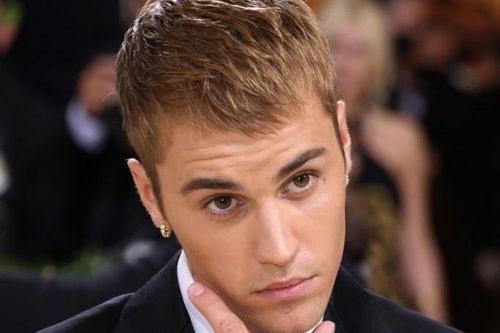 Justin Bieber mang giày 90 USD trên thảm đỏ Met Gala