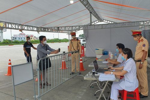 Hà Nội: Xử phạt hơn 300 trường hợp vi phạm, kiểm soát trên 10.000 giấy đi đường