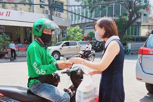 Hà Nội sẽ xử phạt nhân viên giao hàng bằng xe hai bánh làm thêm bên ngoài