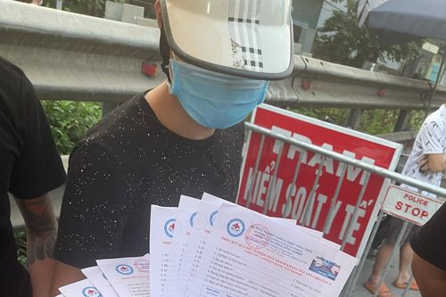 Hà Nội: Nhóm thanh niên mang 10 giấy xét nghiệm âm tính SARS-CoV-2 khống đi đường