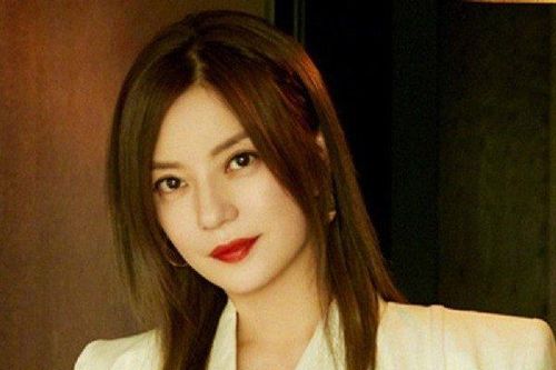 Triệu Vy xuất hiện giữa 'bão' scandal