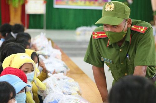 Công an huyện Lạc Dương trao 400 phần quà trung thu cho học sinh khó khăn
