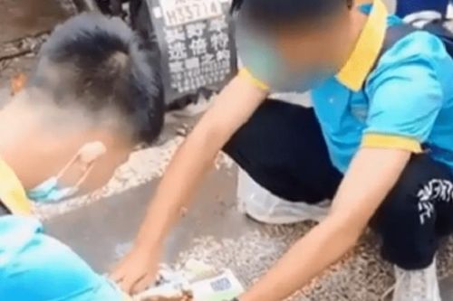 Nhà trường cấm mang đồ ăn, học sinh bị ép uống hết 11 bịch sữa ngay cổng trưởng