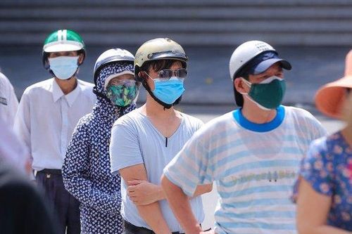 Xếp hàng gần 2 tiếng mới mua được bánh Trung thu ở Hà Nội
