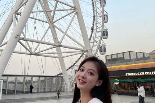 Cô gái bỗng dưng nổi tiếng chỉ sau một lần phát biểu trước tân sinh viên
