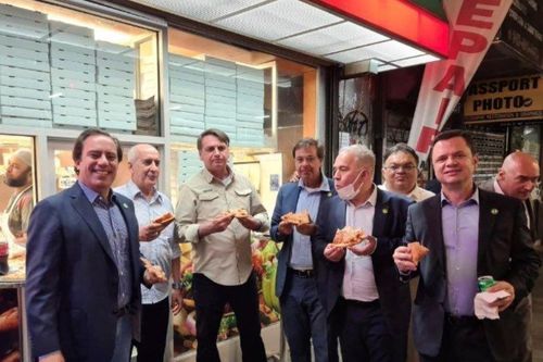 TT Brazil phải ăn pizza trên vỉa hè New York vì chưa tiêm chủng