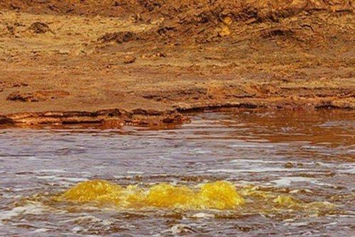 Bí ẩn về hồ nước nhờn như dầu mỡ, không ai dám tới gần