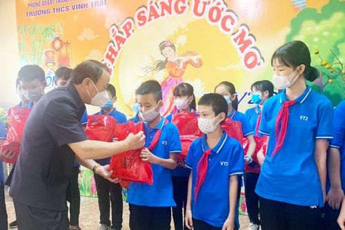 Lãnh đạo thành phố Lạng Sơn thăm, tặng quà Tết Trung thu tại các trường họcTin khácĐể mọi trẻ em đều vui Tết Trung thuAn toàn thực phẩm Tết Trung thu: Kiểm soát chặt, tuyên truyền mạnh