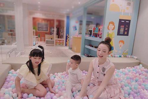 Biệt thự trăm tỷ có cả khu vui chơi cho con của Huyền Baby