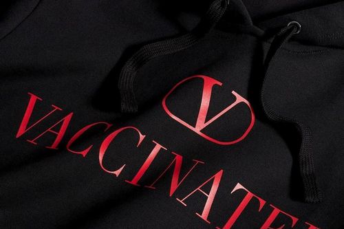 Hãng Valentino bán áo hoodie bản giới hạn hỗ trợ chiến dịch tiêm vaccine