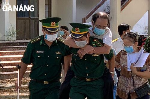 Cán bộ, chiến sĩ Biên phòng hỗ trợ người dân tại các điểm tiêm vắc-xin