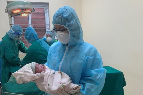 Một em bé chào đời trong Khu cách ly của Bệnh viện đa khoa Bỉm Sơn