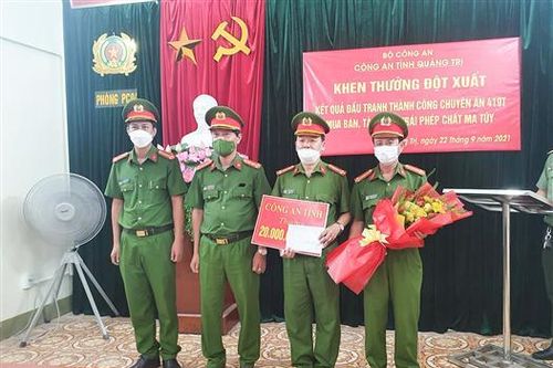 Khen thưởng thành tích đấu tranh tội phạm ma túy