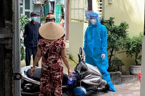 Người dân xô xát với nhân viên y tế ở TP.HCM