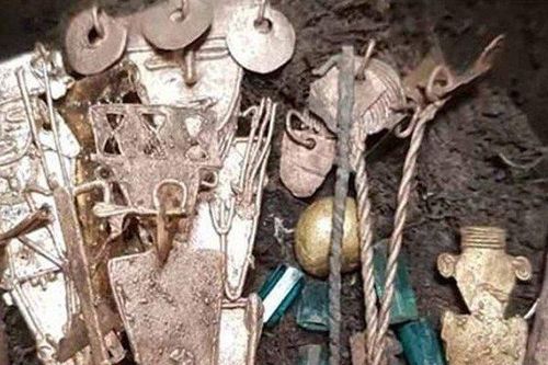 Tìm thấy hũ gốm 600 năm chứa đầy vàng, bạc và ngọc lục bảo