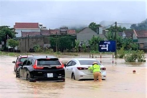 Nghệ An: Mưa lớn, ngập nặng, nhiều tuyến đường phải tạm 'đóng cửa'