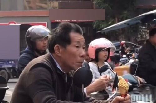 Ông đón cháu đi học về, thứ được cầm trên tay khiến dân mạng 'rụng tim'