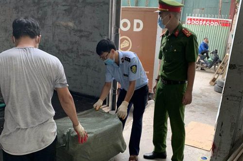 Xe 'luồng xanh' vận chuyển 7 tấn nầm lợn không nguồn gốc