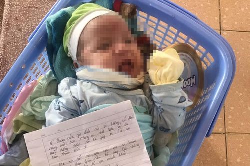 Tìm kiếm người thân bé gái bị bỏ rơi dưới chân đèo Ông Đống, Bắc Giang