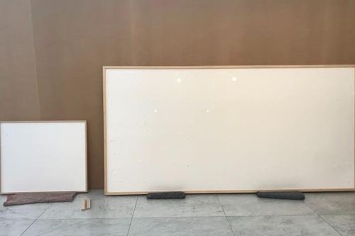 Bảo tàng nhờ lồng 2 tỷ tiền mặt vào tác phẩm, nghệ sỹ gửi trả 2 tấm bảng trắng