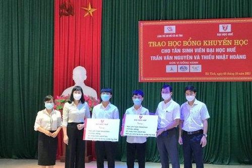 Giáo dục Tin tức giáo dục Ra Hà Tĩnh trao học bổng cho 3 tân sinh viên khó khăn