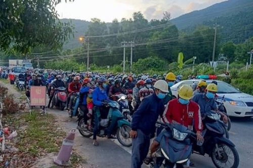 CSGT Thừa Thiên Huế, Quảng Trị hỗ trợ đồ ăn, nước uống cho hàng nghìn người dân về quê từ các tỉnh phía Nam