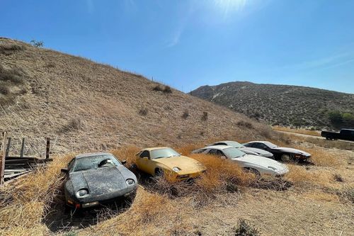 Phát hiện dàn xe Porsche bị bỏ rơi giữa cánh đồng