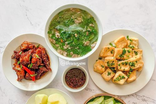 Mâm cơm 100.000 vừa đẹp vừa tươm tất của cô gái trẻ nhận 'mưa' lời khen