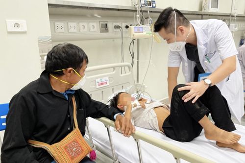 Ăn hồng trâu, 9 trẻ bị ngộ độc, trong đó, 1 cháu tử vong