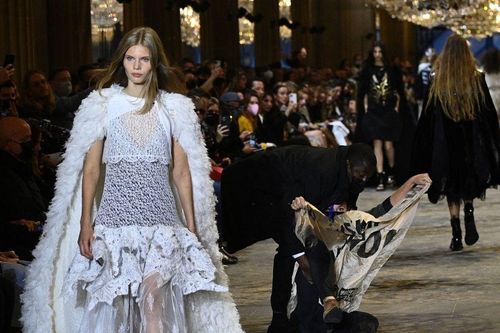 Biểu tình tại show diễn Louis Vuitton