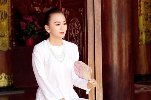 Theo trend 'mợ 2', Ngọc Thiện khoe nhan sắc trong bộ đồ bà ba
