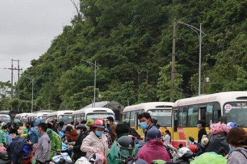 Ấm lòng những suất quà cho hàng nghìn người hồi hương tránh dịch