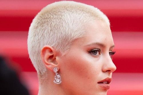 Đằng sau ngoại hình cá tính của Iris Law