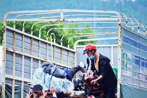 Nghệ An huy động xe trung chuyển hỗ trợ bà con về quê an toàn