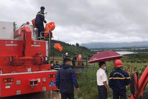 Tìm kiếm đôi nam nữ bị mất tích khi câu cá ở hồ thủy điện