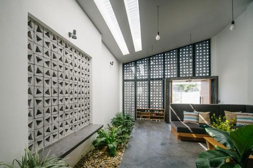 Nhà hướng Tây thoáng mát nhờ tường hoa văn và vách kính mặt tiền