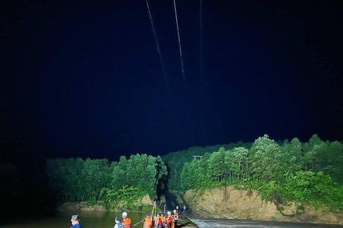 Giải cứu 3 người bị cô lập hơn 15 giờ do mưa lớn