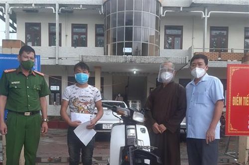 Thêm một người dân trên đường về quê qua Quảng Trị được tặng xe máy