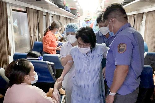 Hai sản phụ chuyển dạ trên chuyến tàu nghĩa tình