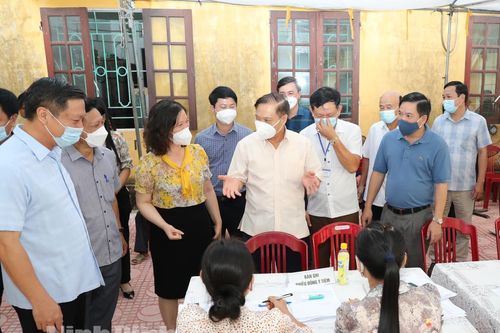 Đồng chí Phó Bí thư Thường trực Tỉnh ủy kiểm tra công tác tiêm chủng tại huyện Yên Khánh và Kim Sơn