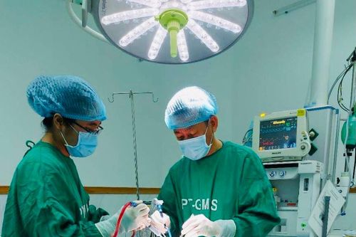 Đắk Lắk cấp cứu thành công một bệnh nhân bị gỗ văng găm vào đầu