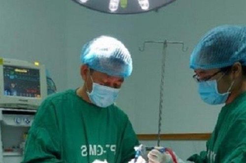 Phẫu thuật cứu sống bệnh nhân bị cây gỗ găm lún vào sọ