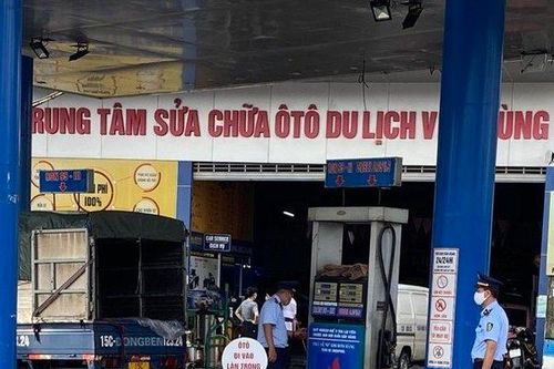 Treo biển 'mất điện', một cửa hàng xăng dầu bị phạt 10 triệu đồng