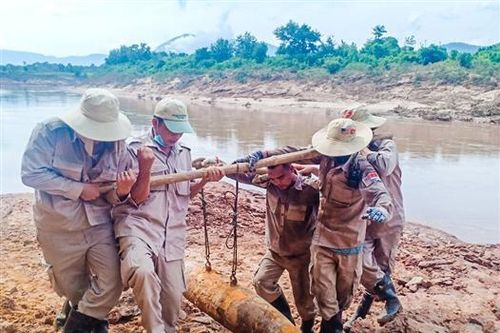 Sạt lở bờ sông, lộ ra quả bom nặng 227 kg